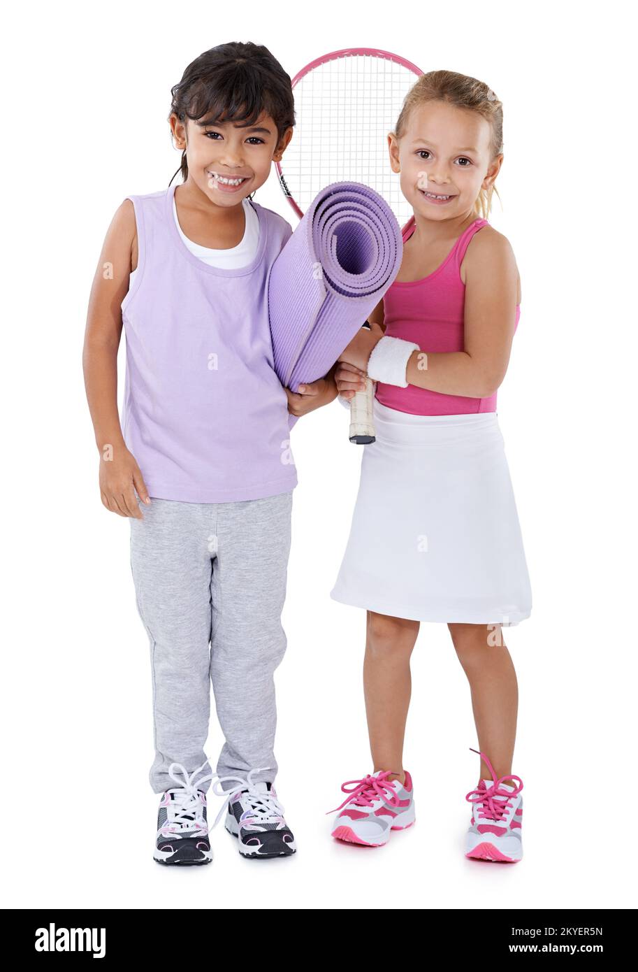 Ils ont hâte de commencer. Portrait de deux petites filles dans des vêtements de sport isolés sur blanc. Banque D'Images