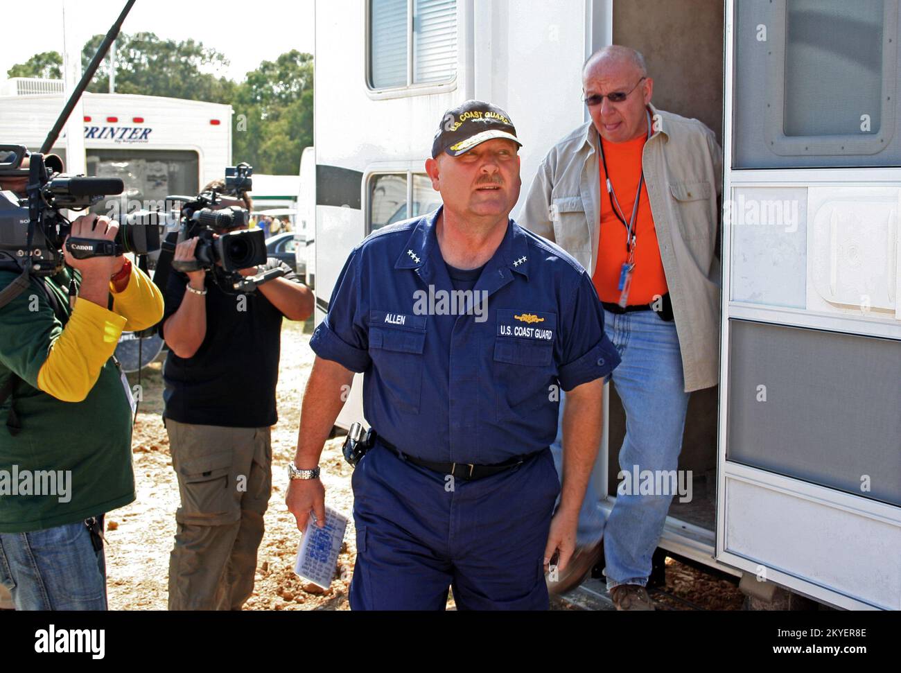 Ouragan Katrina/ouragan Rita, Baker, LA 8 octobre 2005 - le Vice-amiral de l'USCG, M. Thad Allen, responsable fédéral principal des efforts de rétablissement de la FMA sur la côte du Golfe, a examiné les caractéristiques de l'une des remorques offertes aux évacués de l'ouragan en tant que logements temporaires. Banque D'Images