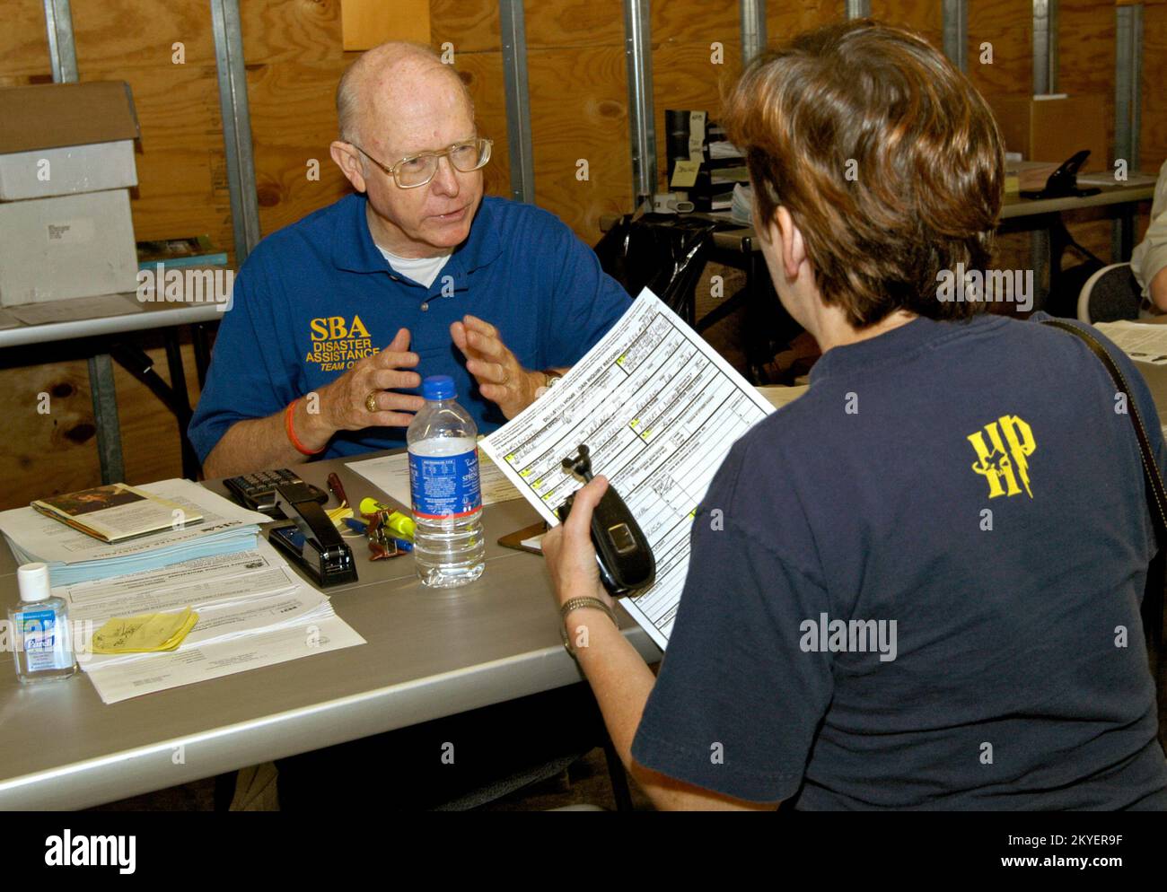 Ouragan Katrina/ouragan Rita, Laplace, Louisiane, 8 octobre 2005 - Un représentant des États-Unis Small Business Administration, une partie du personnel des agents d'agence de catastrophe qui servent actuellement les candidats au Centre de reprise après sinistre, 160 Belle Terre, passe en détails sur les prêts à faible taux d'intérêt qui sont disponibles aux propriétaires et locataires pour les dommages et les pertes causés par les ouragans Katrina et Rita. Le SBA n'est que l'un des nombreux organismes qui rencontrent un-à-un avec des demandeurs d'aide en cas de catastrophe à 30 DRC actuellement en opération dans l'ensemble de l'État. Gagnez Henderson / FEMA Banque D'Images