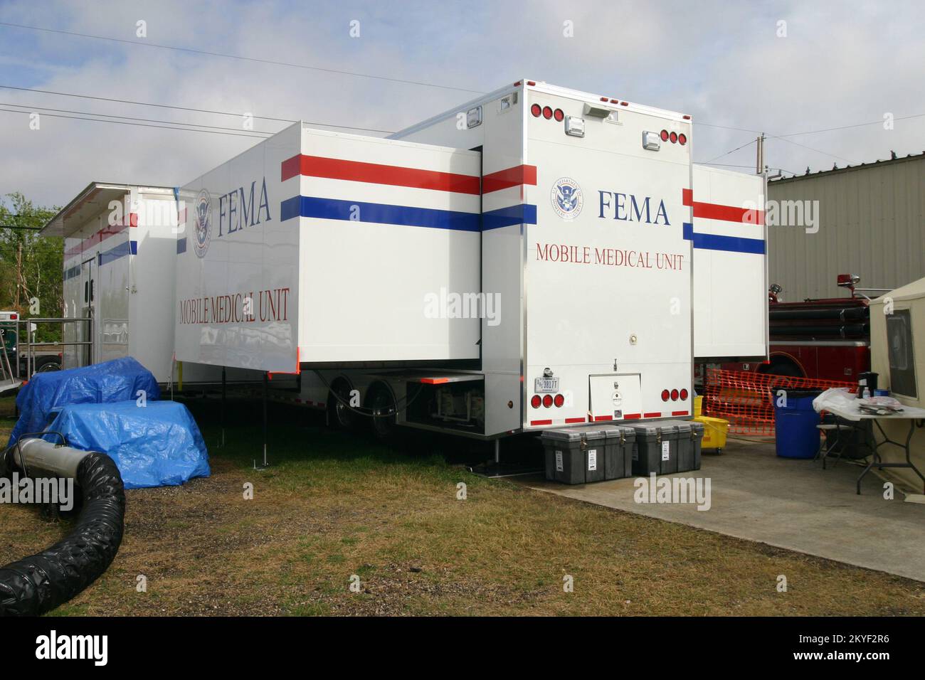 Ouragan Katrina, paroisse de Plaquemines, LA 7 novembre 2005 - le système médical national de catastrophe (SNSD) a mis en place l'une des nouvelles unités médicales mobiles innovantes et entièrement autonomes le long de la route 23 pour traiter les personnes qui ont perdu l'accès aux soins médicaux lorsque les ouragans Katrina et Rita ont frappé la région. La MMU est un mini-hôpital complet. Banque D'Images