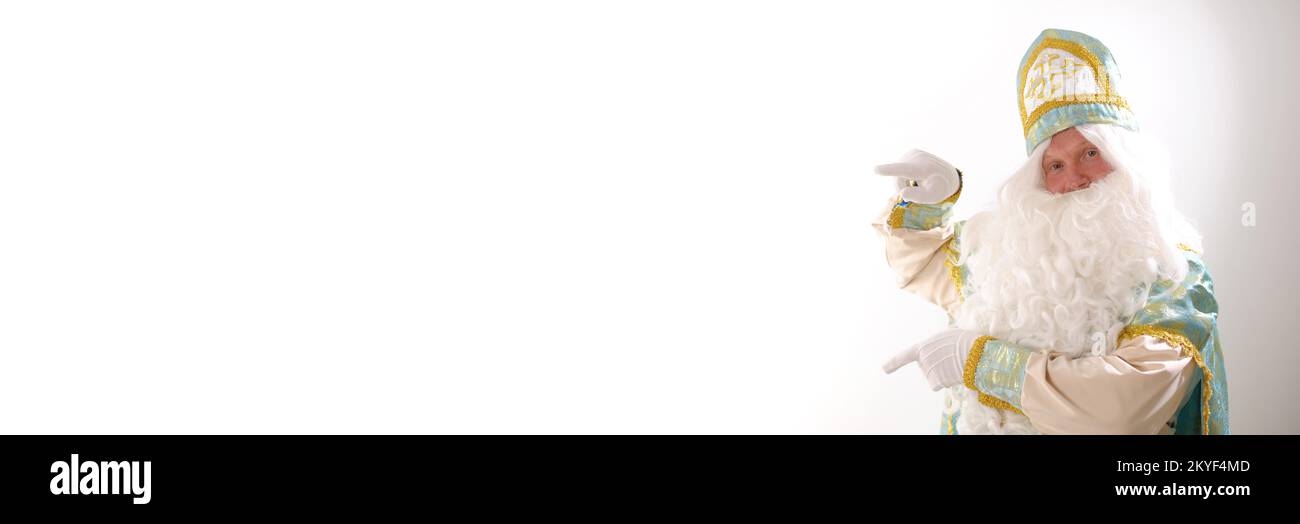 Bannière avec fond blanc pour la publicité bigballrd Sinterklaas portrait néerlandais Santa Claus St Nicholas noël nouvel an beau personnage en costume bleu de Saint Nicholas émotions positives sincères Banque D'Images