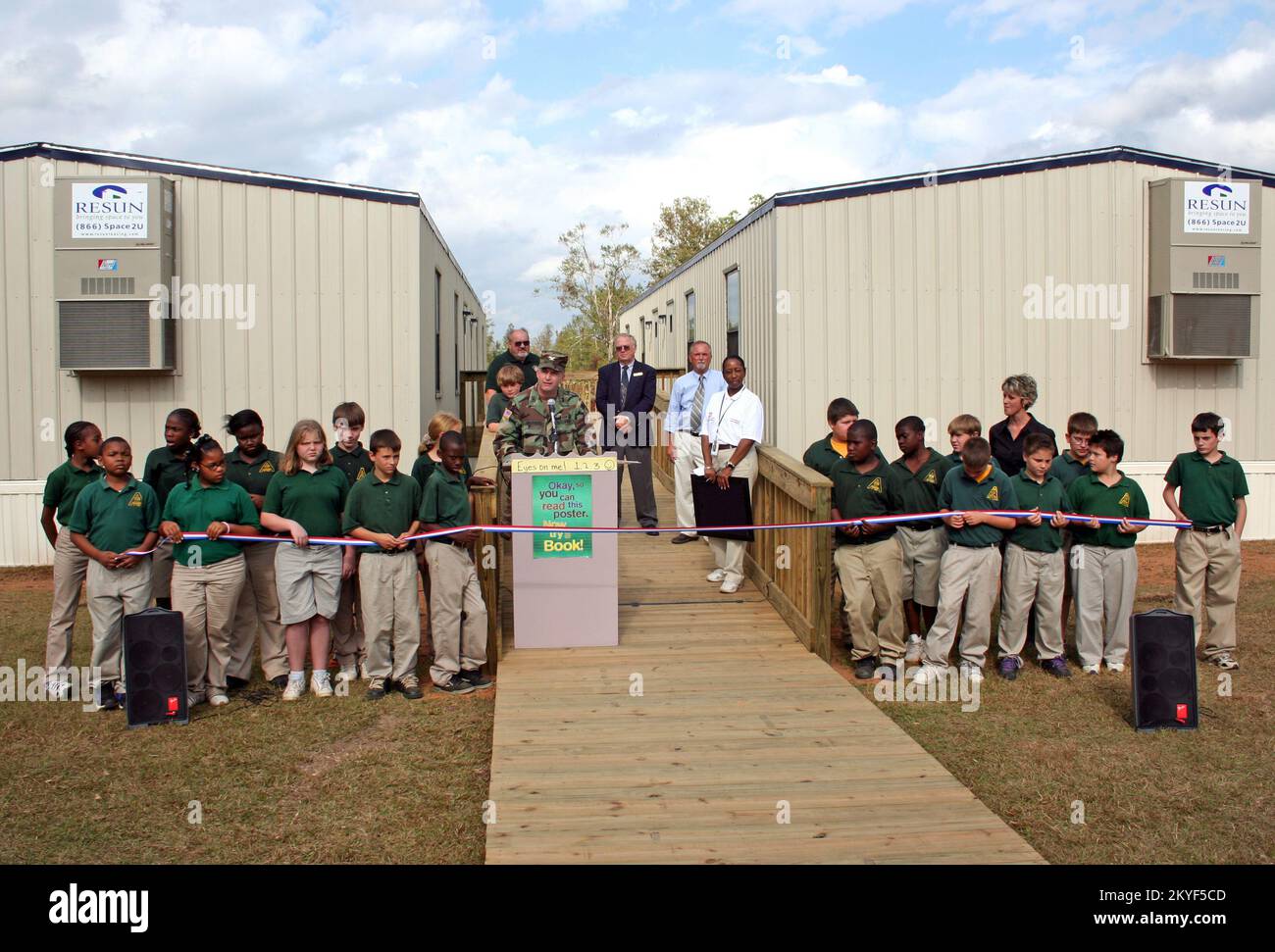 Ouragan Katrina, Angie, LA 15 novembre 2005 - Colonel Charles Smithers III, États-Unis Le corps des ingénieurs de l'armée a parlé de l'inauguration de deux bâtiments de classe modulaires à l'école secondaire Angie Junior à Washinton Parish. La FEMA et l'USACOE ont fourni les bâtiments pour remplacer une annexe de 1938 qui a été détruite par l'ouragan Katrina. Banque D'Images