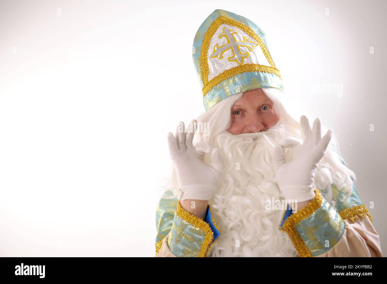 Montre ok avec deux mains avec des gants blancs Sinterklaas portrait USA sur fond blanc hollandais Santa Claus St Nicholas noël nouvel an yeux bleu intense barbe blanche et moustache Banque D'Images