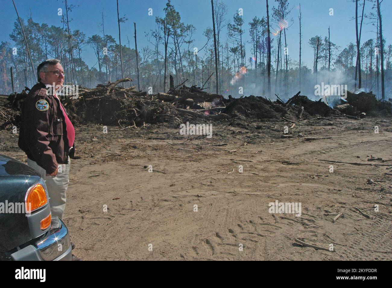 L'ouragan Katrina, Hattisburg, MS., 3 janvier 2006 - Buddy Nelson, un garde-parc du département de la faune et de la forêt du Mississippi, examine les restes fumantes d'un feu de forêt. Un temps sec et inusal a encouragé les pompiers du Mississippi à avertir les résidents des dangers des tirs extérieurs. Les responsables de la FEMA travaillent avec les représentants de l'État de la SEP pour promouvoir la catastrophe du feu. Patsy Lynch/FEMA Banque D'Images
