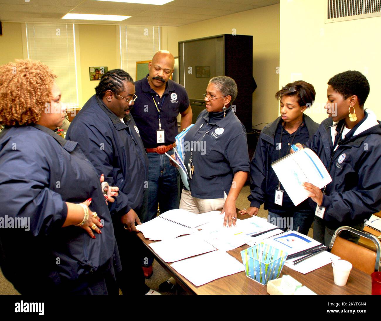 Ouragan Katrina, Lafayette, LA, 27 janvier 2006 - l'équipe des relations communautaires de la FEMA, (G-D) Alisa Monroe, Julius Gibbons, Ben Dew, Brenna McNeil-Jackson, Shemika Goodlow et Ebony Turner se préparent à leur présentation lors d'une réunion « Neighbor Helping Neighbor » à Lafayette, EN LOUISIANE. Ils livrera des ateliers et des services à l'échelle de l'État qui appuieront les réseaux communautaires existants en fournissant des informations sur l'aide à la reprise après sinistre. Robert Kaufmann/FEMA Banque D'Images Ouragan Katrina, Lafayette, LA, 27 janvier 2006 - l'équipe des relations communautaires de la FEMA, (G-D) Alisa Monroe, Julius Gibbons, Ben Dew, Brenna McNeil-Jackson, Shemika Goodlow et Ebony Turner se préparent à leur présentation lors d'une réunion « Neighbor Helping Neighbor » à Lafayette, EN LOUISIANE. Ils livrera des ateliers et des services à l'échelle de l'État qui appuieront les réseaux communautaires existants en fournissant des informations sur l'aide à la reprise après sinistre. Robert Kaufmann/FEMA Banque D'Images