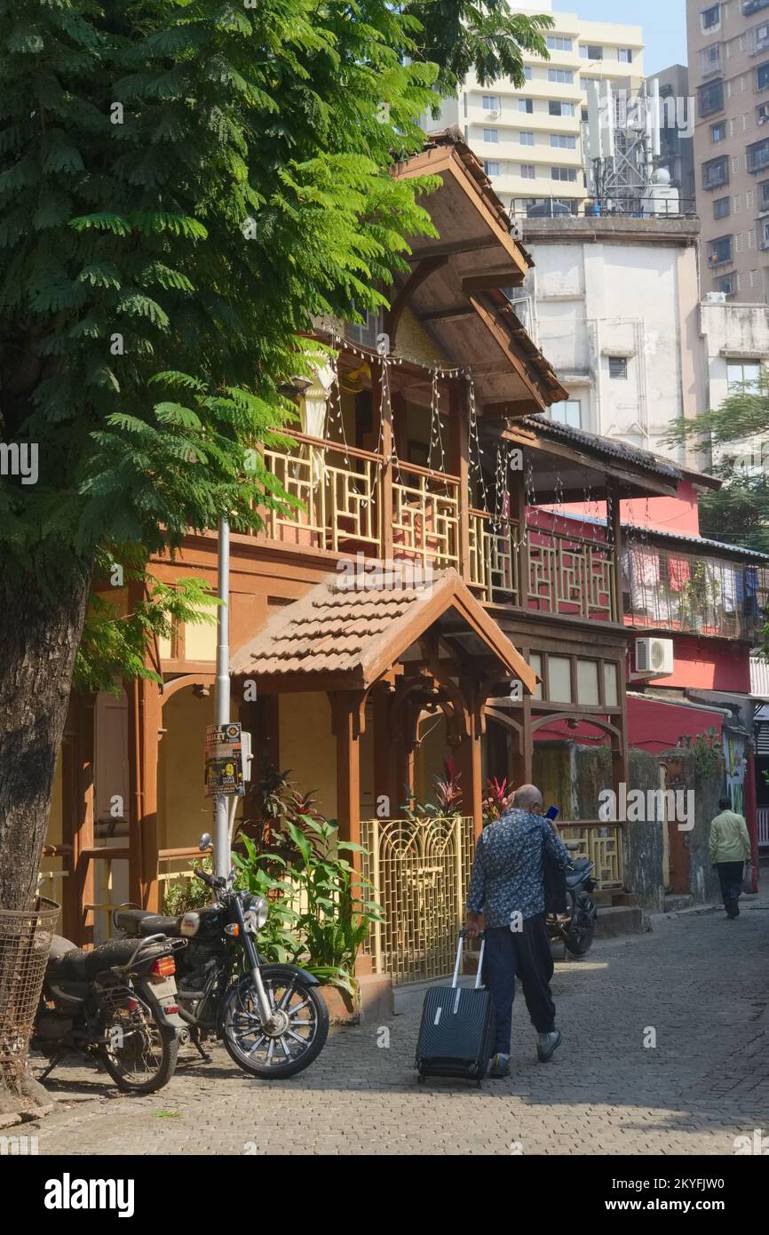 Maisons colorées de style portugais dans la zone du patrimoine de Khotachi Wadi à Mumbai, en Inde, une enclave chrétienne à l'origine installée par les Indiens de l'est Banque D'Images