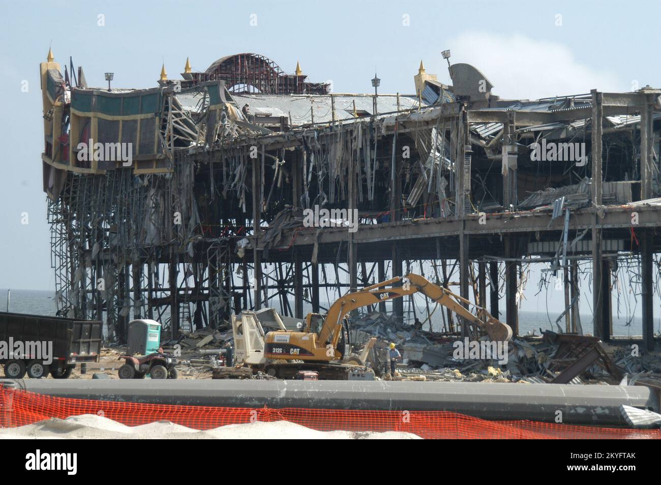 Ouragan Katrina, Biloxi, divers, 1 avril 2006 - après l'ouragan Katrina, la démolition est le seul choix pour de nombreux bâtiments comme celui-ci le long de l'autoroute 90. Après sept mois, il est encore difficile de comprendre le degré de dévastation que la région côtière du Mississippi a subi. George Armstrong/FEMA Banque D'Images