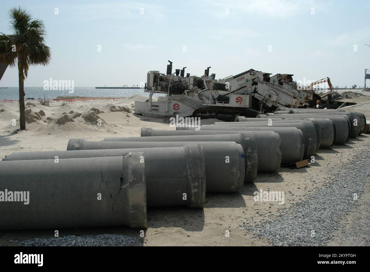 Ouragan Katrina, Biloxi, Mils., 1 avril 2006 - les pipelines d'égout sont remplacés le long de l'autoroute 90. Les dégâts causés par l'ouragan Katrina ont eu lieu sous terre comme en surface. George Armstrong/FEMA Banque D'Images
