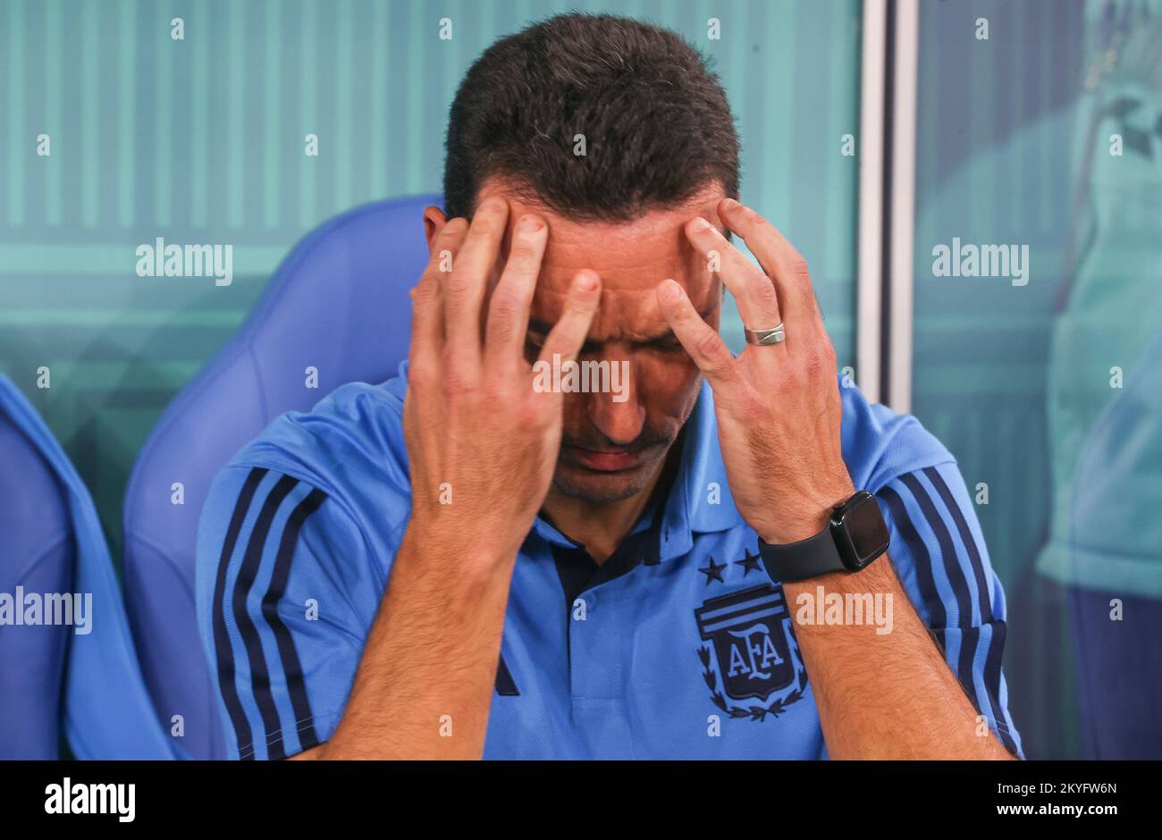 Al Wakrah, Qatar. 30th novembre 2022. Lionel Scaloni, entraîneur en chef de l'Argentine, semble abattu lors d'un match de football entre la Pologne et l'Argentine, troisième et dernier match du groupe C de la coupe du monde FIFA 2022 à Al Wakrah, État du Qatar, le mercredi 30 novembre 2022. BELGA PHOTO VIRGINIE LEFOUR crédit: Belga News Agency/Alay Live News Banque D'Images