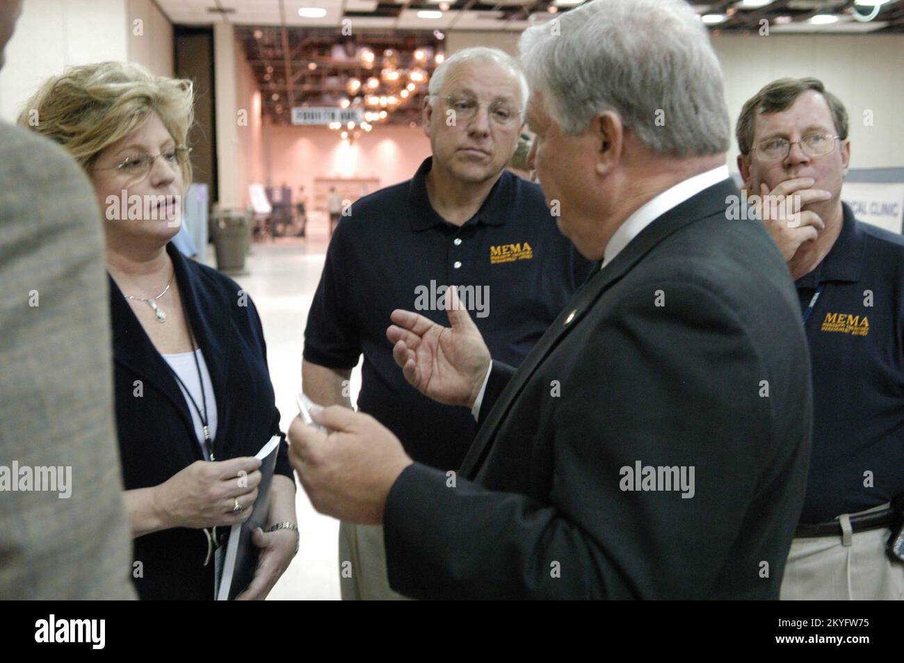 Ouragan Katrina, Biloxi, 6 avril 2006 - le gouverneur Haley Barbour et Mary Lynne Miller, directrice régionale intérimaire de la FEMA, région IV, discutent des problèmes de rétablissement et des préparatifs de la saison des ouragans 2006. La FEMA et l'État sont partenaires dans le rétablissement et la préparation. George Armstrong/FEMA Banque D'Images