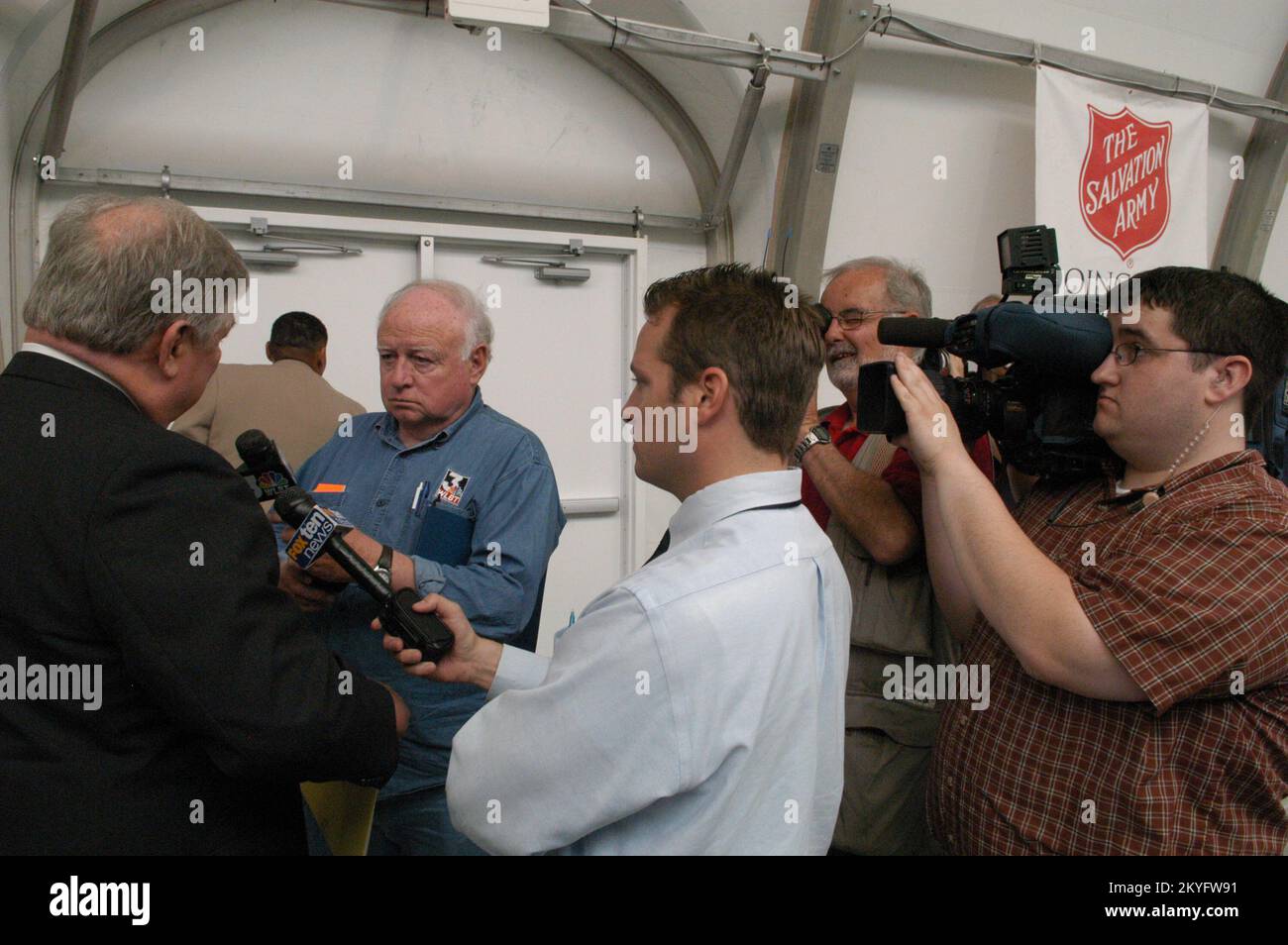 Ouragan Katrina, Biloxi, divers, 6 avril 2006 - le gouverneur Haley Barbour répond aux questions des médias après la présentation du plan « alerte de crise, séjour en vie, sensibilisation à l'ouragan 2006 » du Mississippi. La FEMA est un partenaire de ce plan. George Armstrong/FEMA Banque D'Images