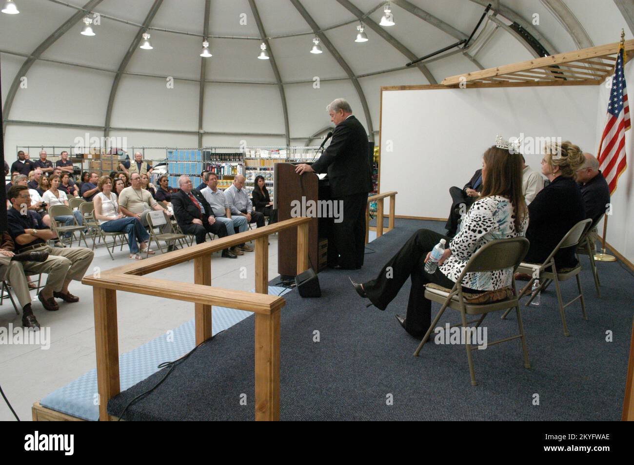 Ouragan Katrina, Biloxi, divers, 6 avril 2006 - le gouverneur Haley Barbour lance la campagne « alerte de crise, séjour en vie, sensibilisation à l'ouragan 2006 » au centre des catastrophes « Yankie Stadium » de l'Armée du Salut. L'État et la FEMA sont partenaires dans la préparation aux catastrophes ainsi que dans les efforts actuels de rétablissement de l'ouragan Katrina. George Armstrong/FEMA Banque D'Images