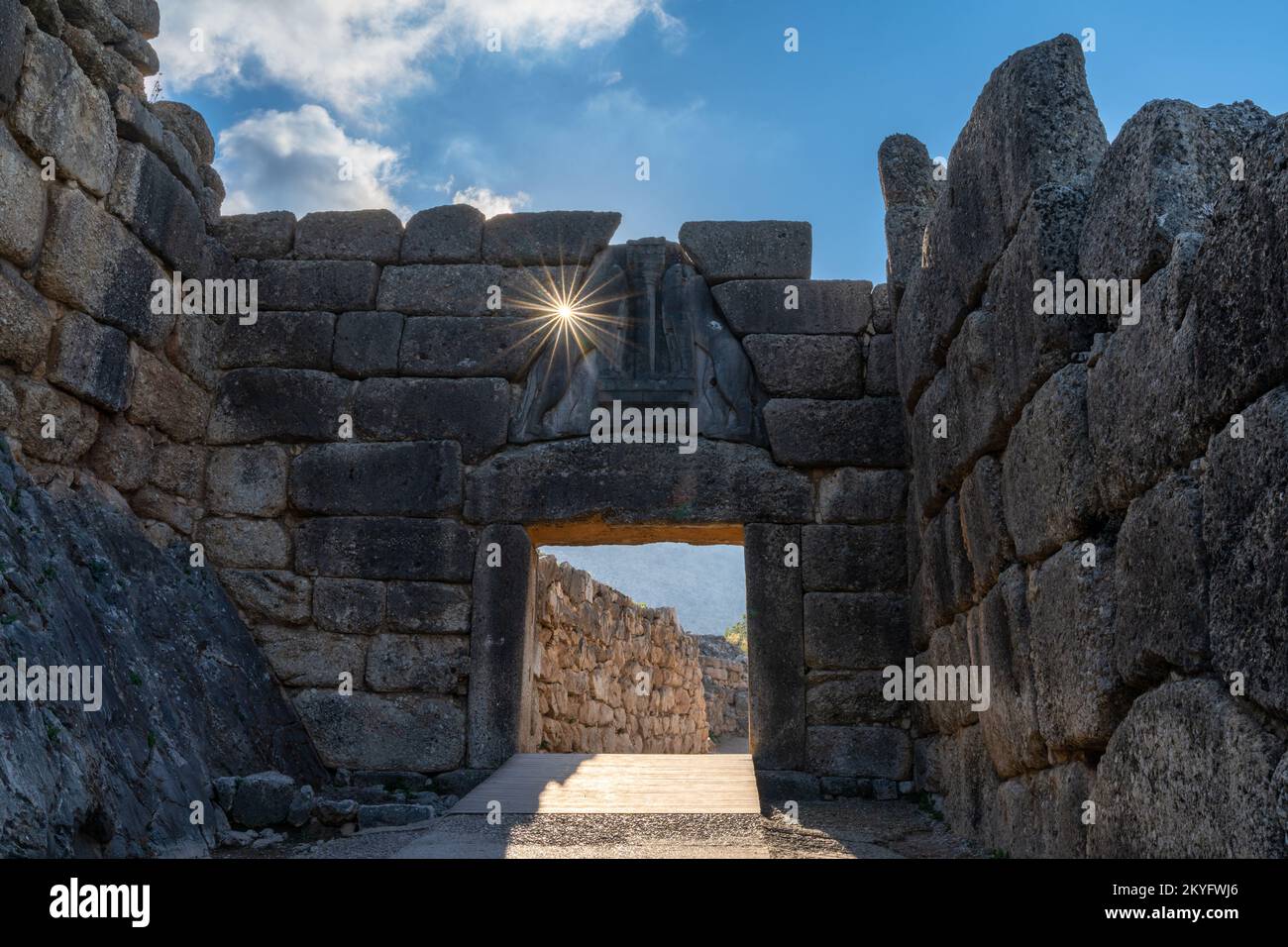 Mykines, Grèce -10 novembre, 2022: Vue sur le portail d'entrée de la porte du Lion à l'ancienne citadelle de Mycenae avec un coup de soleil matinal Banque D'Images