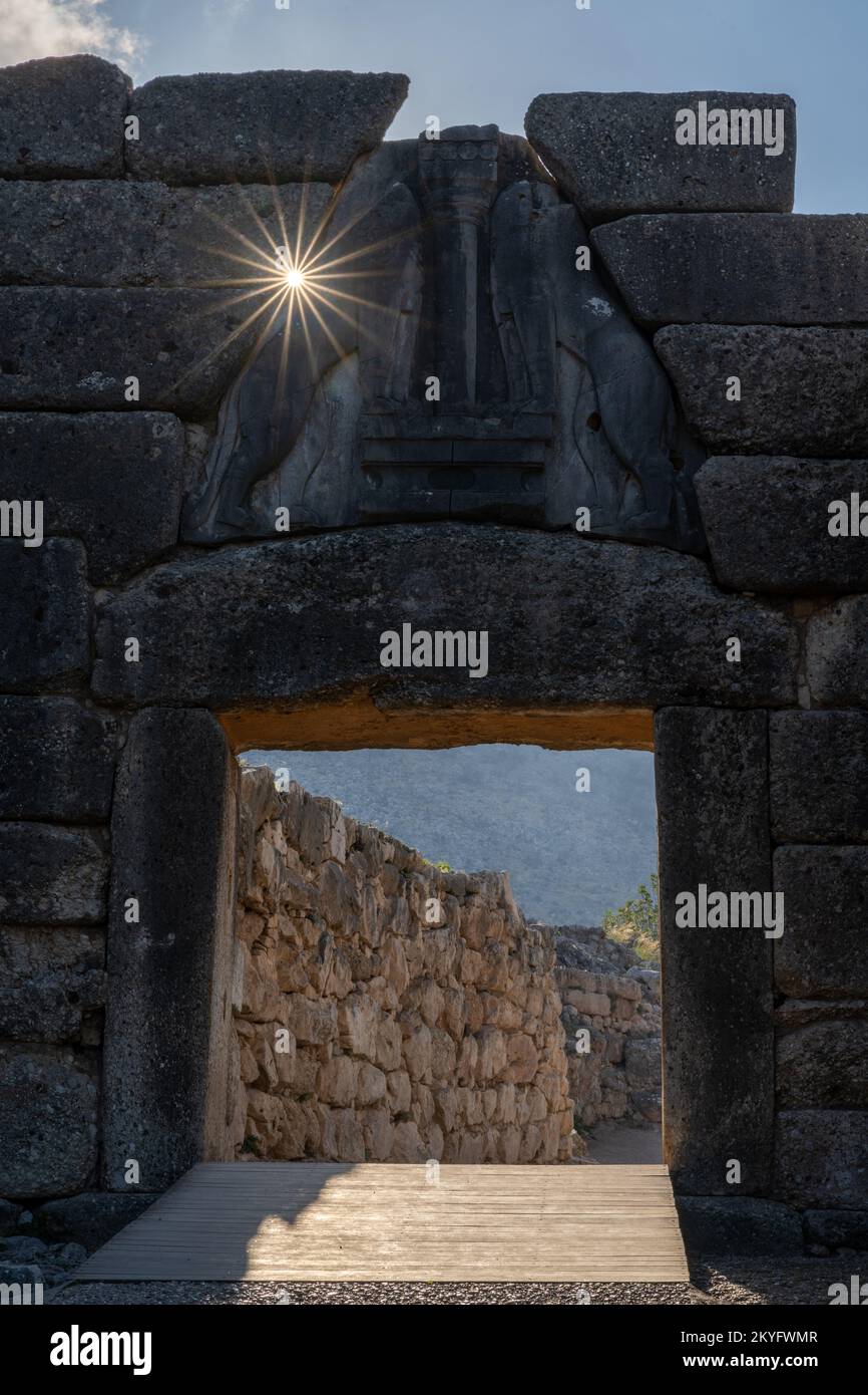 Mykines, Grèce -10 novembre, 2022: Vue sur le portail d'entrée de la porte du Lion à l'ancienne citadelle de Mycenae avec un coup de soleil matinal Banque D'Images