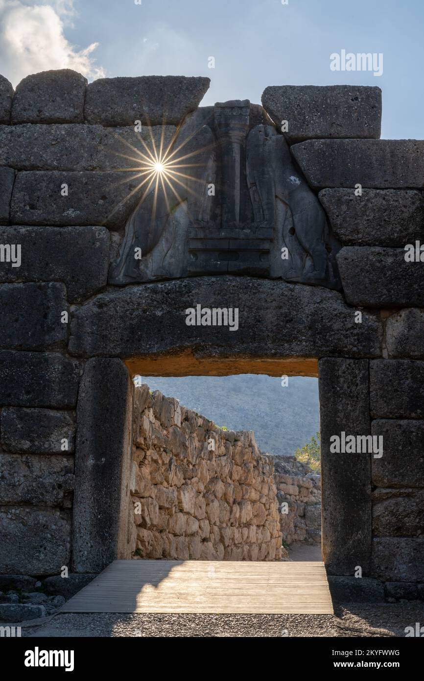 Mykines, Grèce -10 novembre, 2022: Vue sur le portail d'entrée de la porte du Lion à l'ancienne citadelle de Mycenae avec un coup de soleil matinal Banque D'Images