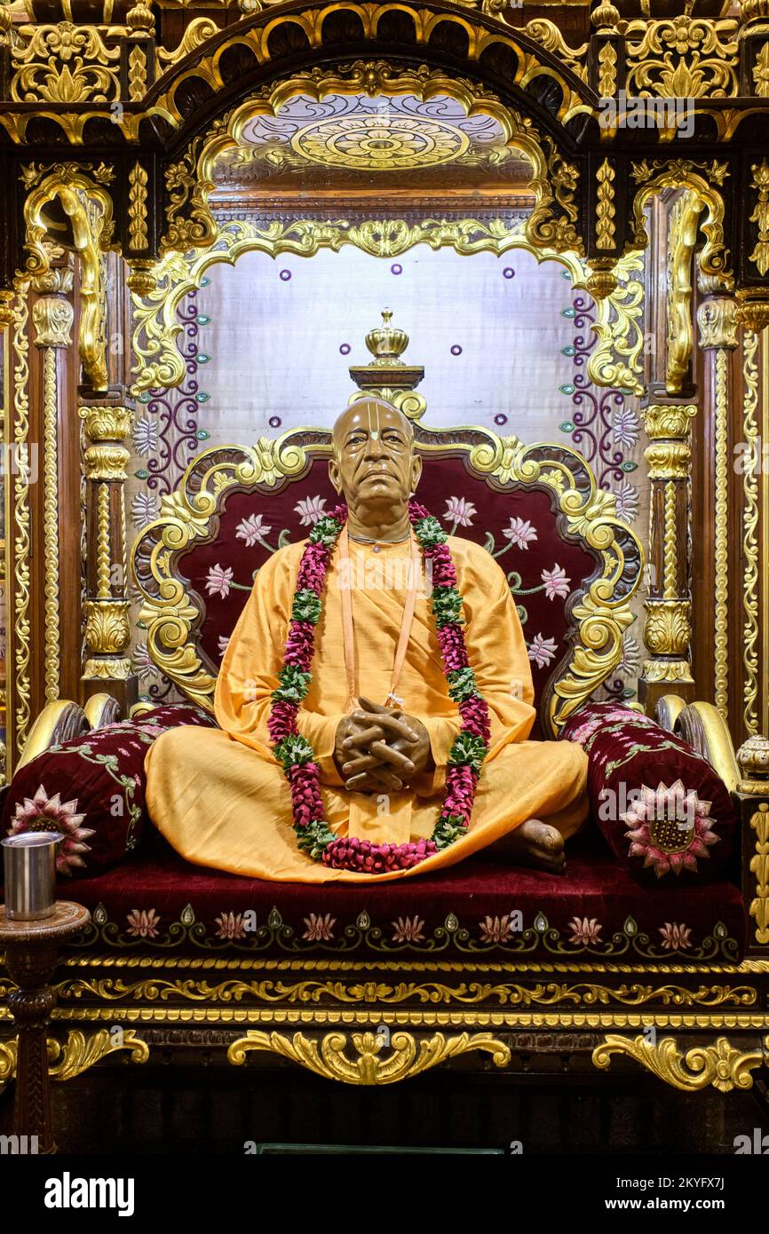Une statue en fibre de verre de A. C. Bhaktivedanta Swami Prabhupada, fondateur d'ISKCON, au temple Sri Sri Radha Gopinath, Chowpatty, Girgaum, Mumbai, Inde Banque D'Images