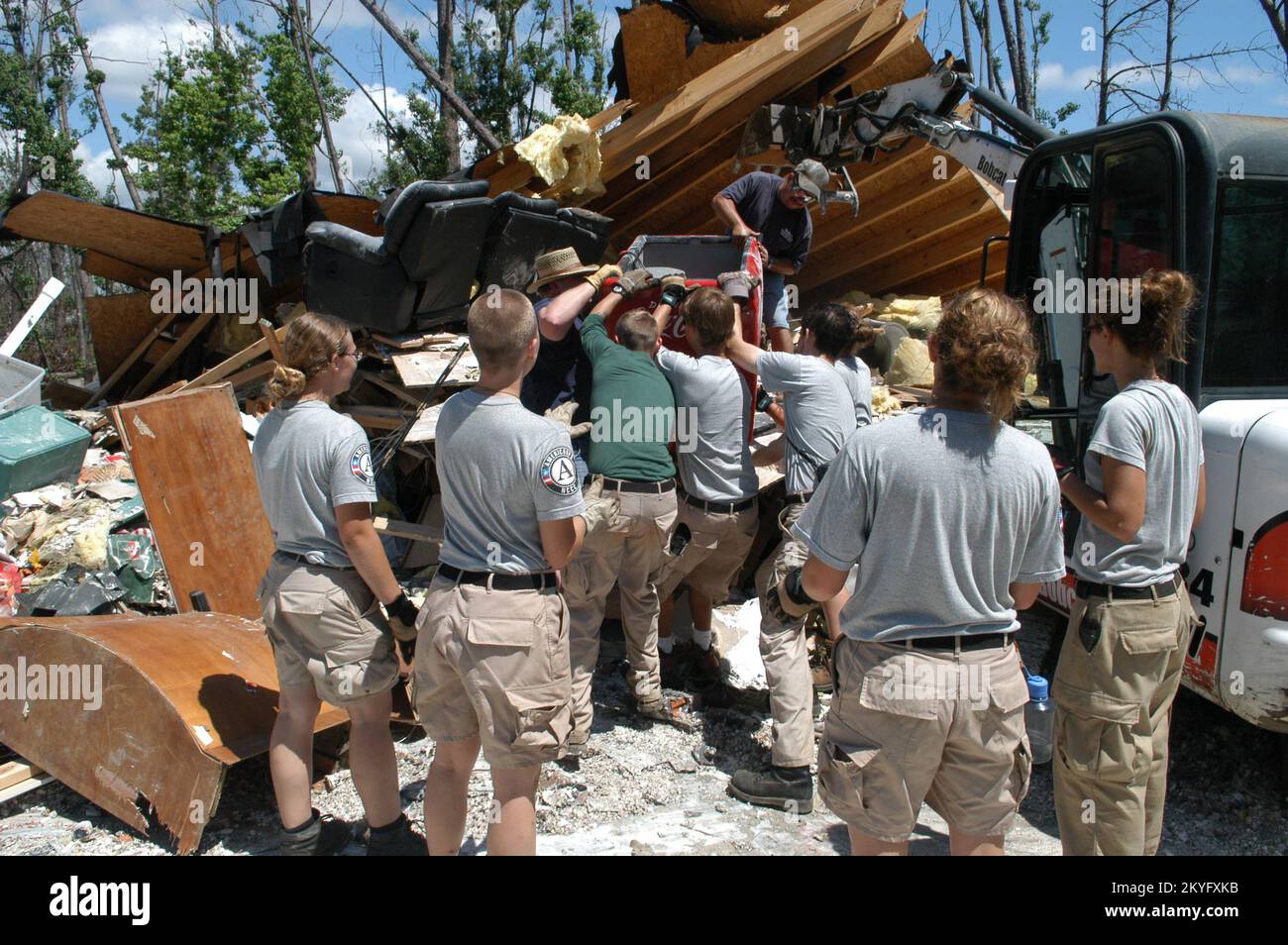 Ouragan Katrina, Bay St. Louis, Mils, 22 avril 2006 - à la demande d'un propriétaire, une équipe AmeriCorps*NCCC aide à retirer un grand refroidisseur des ruines de sa maison. Team Fire 2, dirigé par Chris Hall, avait défrichement des fossés de drainage de la ville afin d'éviter d'autres inondations dans le cadre d'un effort de 500 membres du AmeriCorps*NCCC pour la Journée nationale et mondiale des jeunes aujourd'hui. George Armstrong/FEMA Banque D'Images