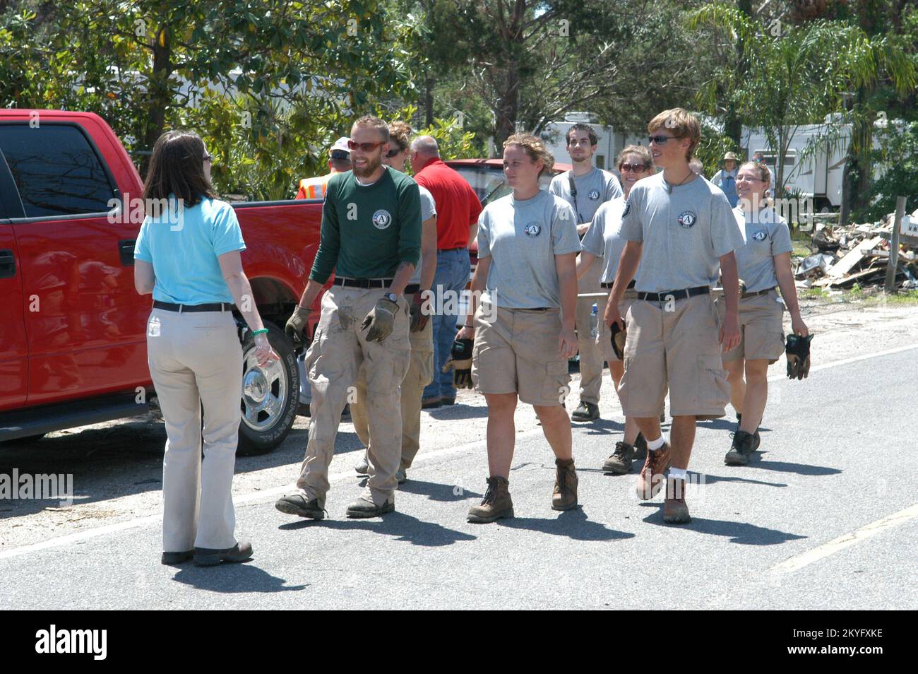 Ouragan Katrina, Bay St. Louis, divers, 22 avril 2006 - Monica Davis, spécialiste des relations communautaires chez AmeriCorps*NCCC, parle à Chris Hall, chef de l'équipe incendie 2, alors qu'ils se promèderont vers leur prochain projet de nettoyage de ponceaux à Bay St. Louis. Ils participent à un nettoyage massif de 500 membres du CNCCC en l'honneur de la Journée nationale et mondiale des services à la jeunesse aujourd'hui. George Armstrong/FEMA Banque D'Images