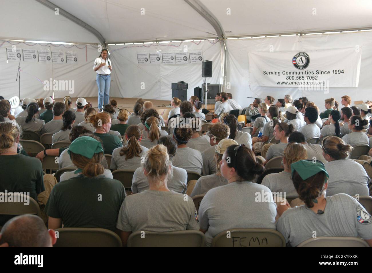 L'ouragan Katrina, Waveland, Mrs., 22 avril 2006 - le directeur national du NCCC * AmeriCorps Merlene Mazyck s'adresse aux 500 membres présents du NCCC. Mme Mazyck exprime sa gratitude pour le service qu'ils ont rendu à Waveland et à Bay St. Louis pendant la Journée nationale et mondiale des services à la jeunesse, et dans leur pays pendant leur engagement à temps plein de 10 mois. George Armstrong/FEMA Banque D'Images