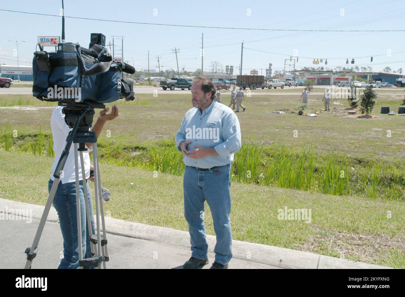 Ouragan Katrina, Waveland, Mrs., 22 avril 2006 - Un journaliste pour l'affilié WLOX de l'ABC interview le maire de Waveland Tommy Longo devant une équipe de membres du corps d'Amérique*NCCC plantant des arbres et installant un panneau de bienvenue de la ville. Le maire est heureux des services bénévoles que sa ville a reçus aujourd'hui lors de la Journée nationale et mondiale des services à la jeunesse. George Armstrong/FEMA Banque D'Images