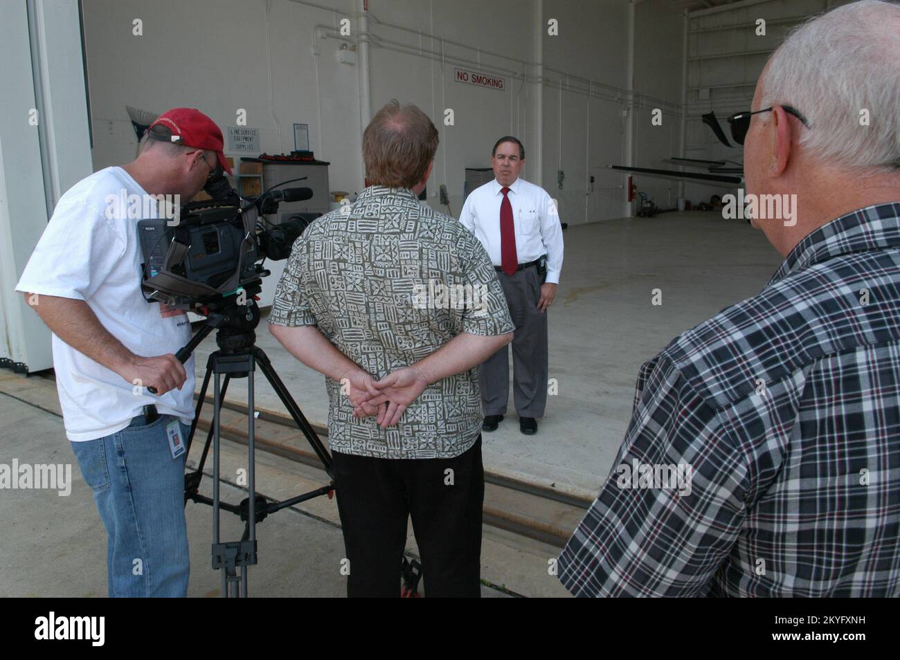Ouragan Katrina, Mobile, Ala, 3 mai 2006 - à l'aéroport régional mobile au cours de la visite d'aujourd'hui de l'avion chasseur de l'ouragan NOAA, Rick Klein, producteur exécutif de Mississippi public Broadcasting, interview Jesse Munoz, officier adjoint de coordination fédérale de la FEMA, comme l'a observé Leonard DeCarlo(Right), officier de l'information publique de la FEMA. Le but de la tournée et de l'entrevue est de sensibiliser le public et de mieux se préparer aux ouragans. George Armstrong/FEMA Banque D'Images