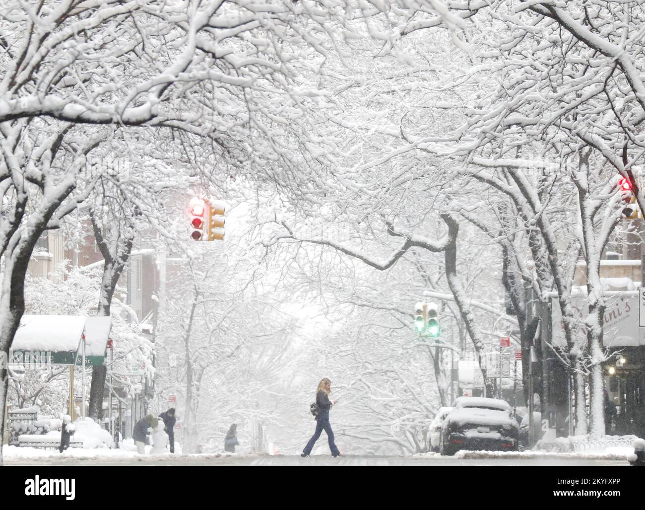 New York, États-Unis. 07th janvier 2022. Un piéton traverse la rue pendant une tempête de neige à New York vendredi, 7 janvier 2022. Une tempête de neige à mouvement rapide a couvert des parties de la région des trois États avec jusqu'à 9 pouces de neige dans certaines régions. Photo de John Angelillo/UPI crédit: UPI/Alay Live News Banque D'Images