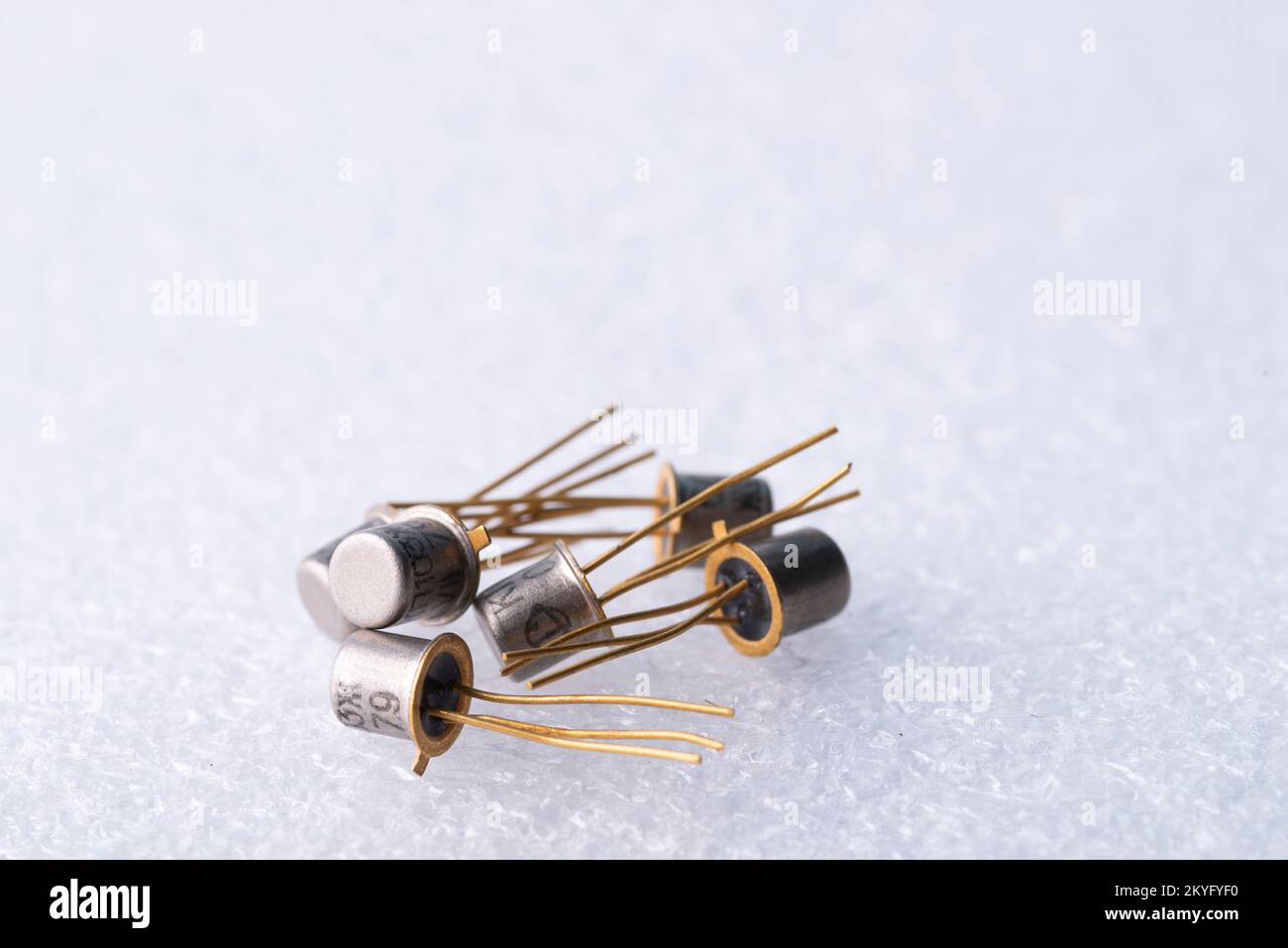 Anciens transistors semi-conducteurs de technologie soviétique sur fond blanc Banque D'Images