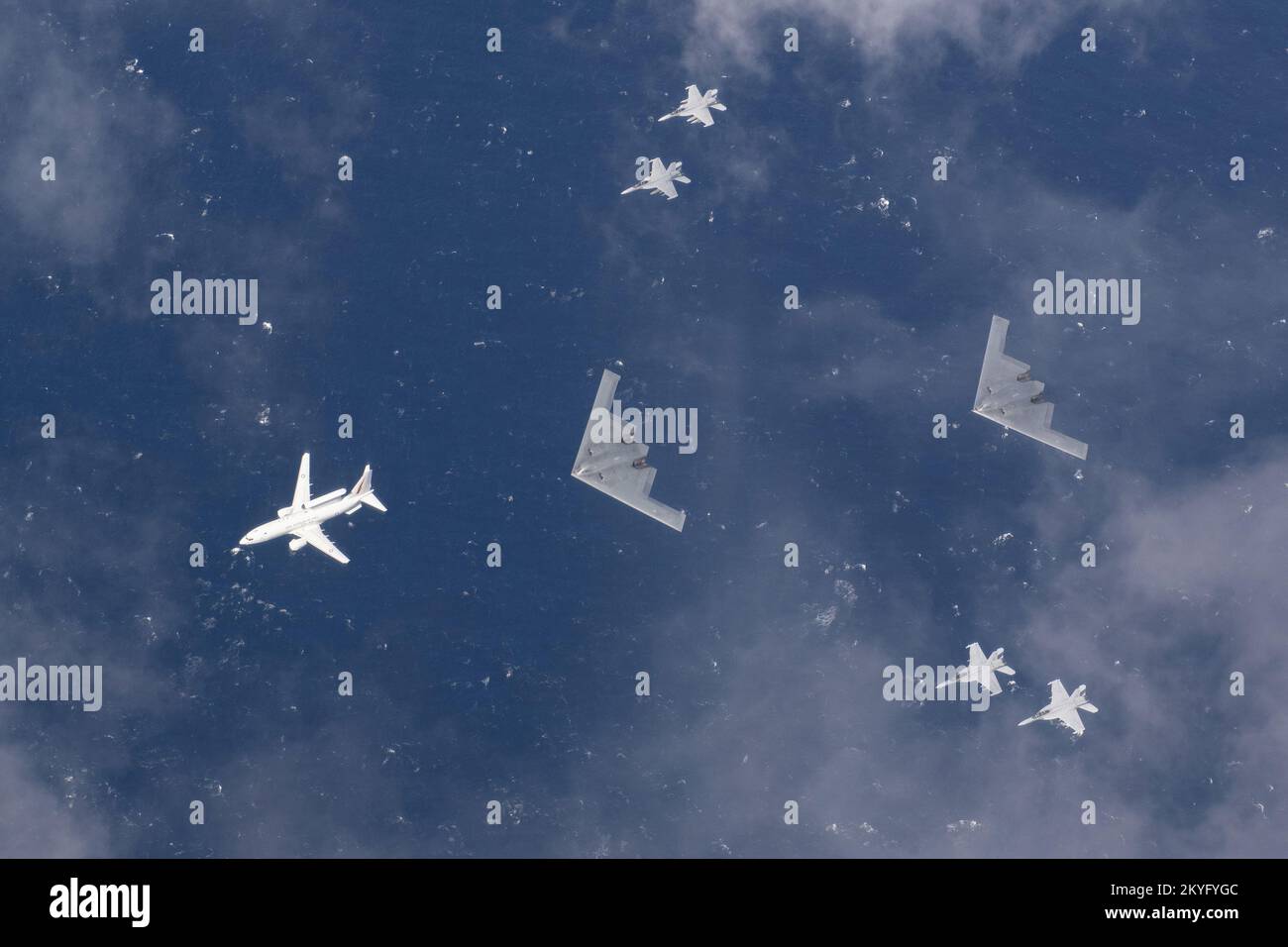 Australie. 20th août 2022. Au cours d'une mission de la Force aérienne américaine, deux esprits de la Force aérienne américaine B-2 s'envolent le long de quatre growlers de la Royal Australian Air Force EA-18G et d'un Wedggeail de la RAAF E-7A sur la côte est de l'Australie, sur 4 août 2022. Les missions de formation bilatérales améliorent la préparation conjointe et multilatérale, permettant au Commandement Indo-Pacifique des États-Unis de réagir à toute crise potentielle dans la région aux côtés des alliés et des partenaires en faveur d'une Indo-Pacifique libre et ouverte. Photo par Lt. Cmdr. Andrew Bishline/États-Unis Marine/UPI Credit: UPI/Alay Live News Banque D'Images