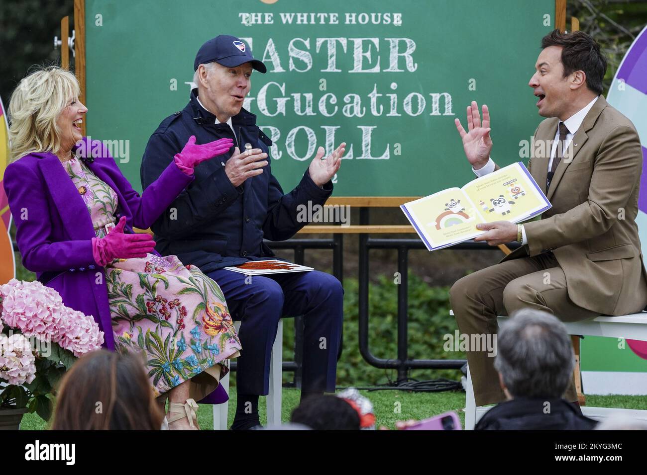 Washington, États-Unis. 18th avril 2022. Le président Joe Biden et la première dame Jill Biden regardent Jimmy Fallon, hôte du spectacle de ce soir, lire son livre « Nana » lors de la tournée annuelle de Pâques de l'oeuf sur la pelouse sud de la Maison Blanche à Washington, DC, lundi, 18 avril 2022. Photo de Shawn Thew/UPI crédit: UPI/Alay Live News Banque D'Images