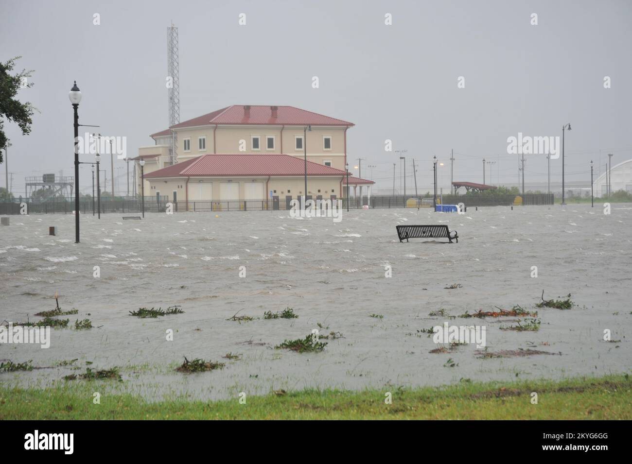 Inondations ^ ouragan/tempête tropicale - Gulfport, Mils , Le 29 août 2012 -- l'eau et le vent de l'ouragan Isaac battent la station de la Garde côtière des États-Unis à Gulfport. La station précédente a été détruite par Katrina, de sorte que cette station a été construite pour mitgate des dommages de tempête. Le toit est conçu pour résister aux vents de 200 km/h et les murs ont plus d'un pied d'épaisseur. Banque D'Images