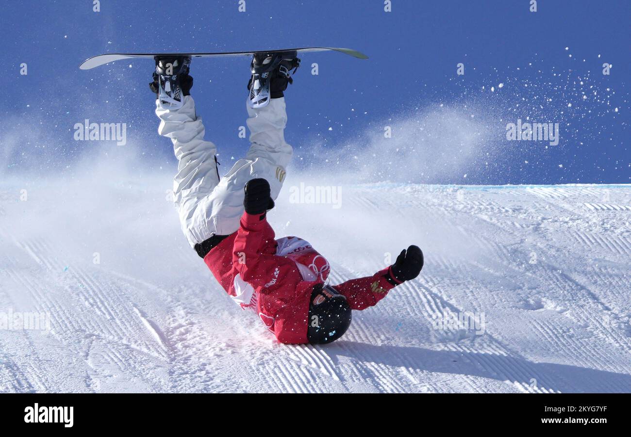 Zhangjiakou, Chine. 06th févr. 2022. Kokomo Murase, du Japon, tombe sur le dernier saut alors qu'elle participe à la finale féminine du slaoppestyle à snowboard aux Jeux olympiques d'hiver de 2022 au parc des neiges de Genting à Zhangjiakou, en Chine, dimanche, à 6 février 2022. Zoi Sadowski Synnott de Nouvelle-Zélande a remporté la médaille d'or, Julia Marino des États-Unis a gagné l'argent et Tess Coady de l'Australie a gagné le bronze. Photo de Bob Strong/UPI crédit: UPI/Alay Live News Banque D'Images