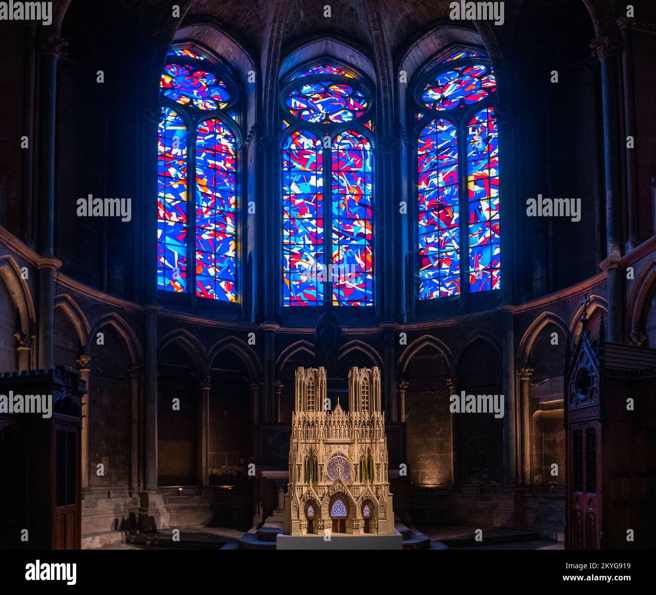 Reims, France- 13 septembre 2022 : chapelle latérale de la cathédrale de Reims avec un petit modèle de la cathédrale historique Banque D'Images