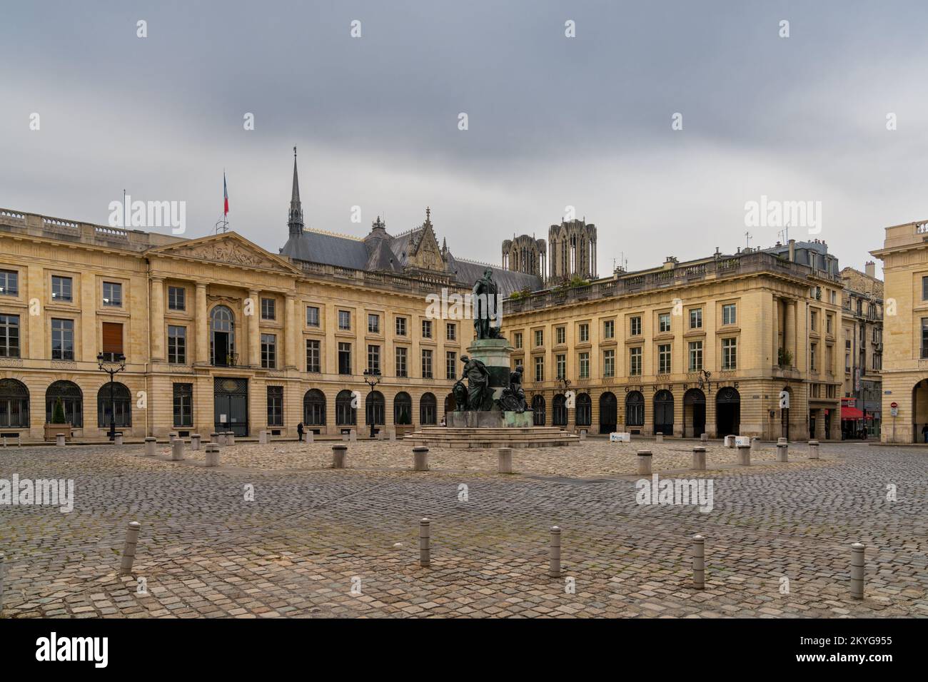Reims, France- 13 septembre 2022 : vue panoramique de la place Royale dans le centre de Reims avec la statue de Louis XV dans la garbe romaine Banque D'Images