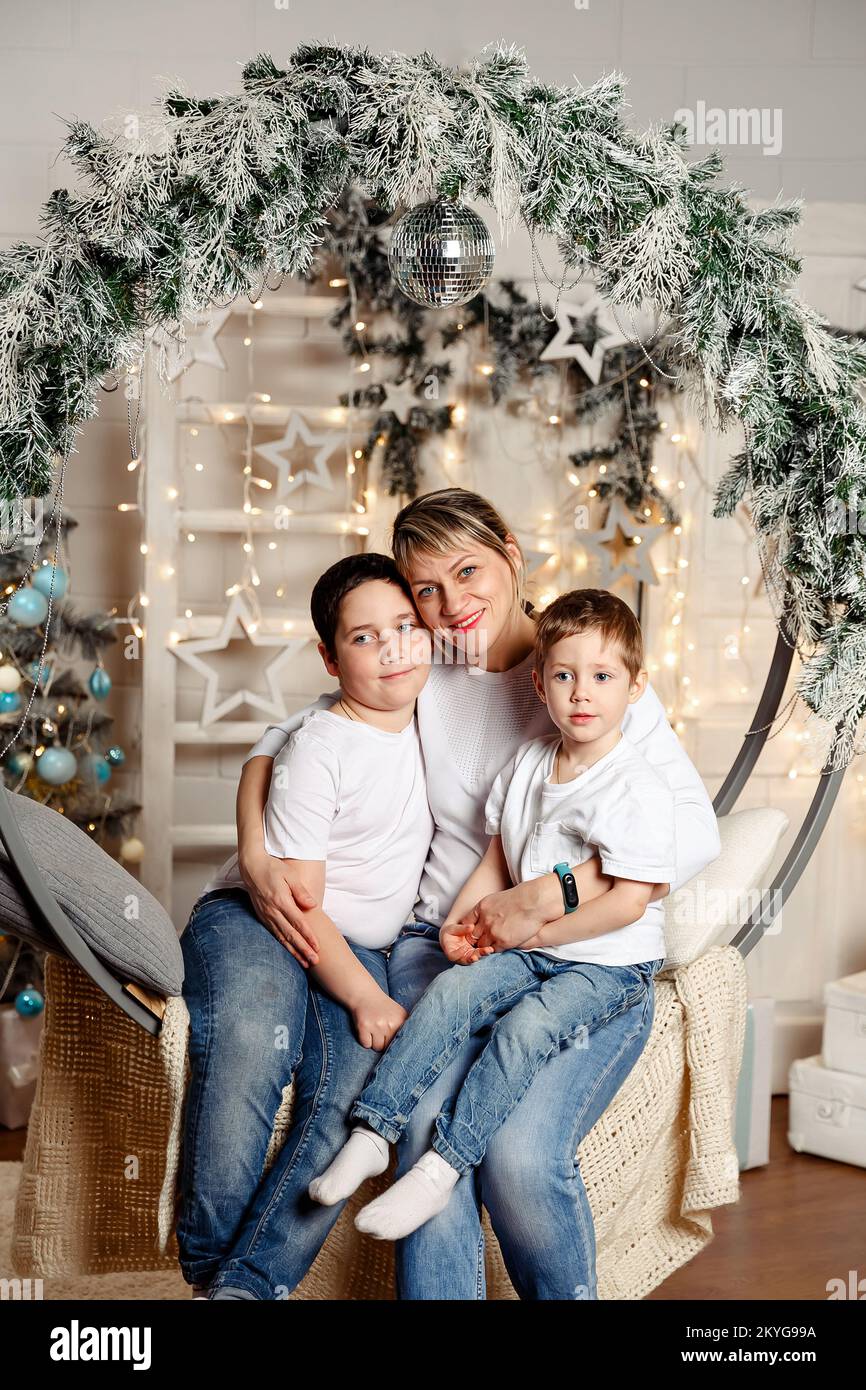 Bonne famille avec des cadeaux le soir de Noël. Tradition de Noël familial. Banque D'Images