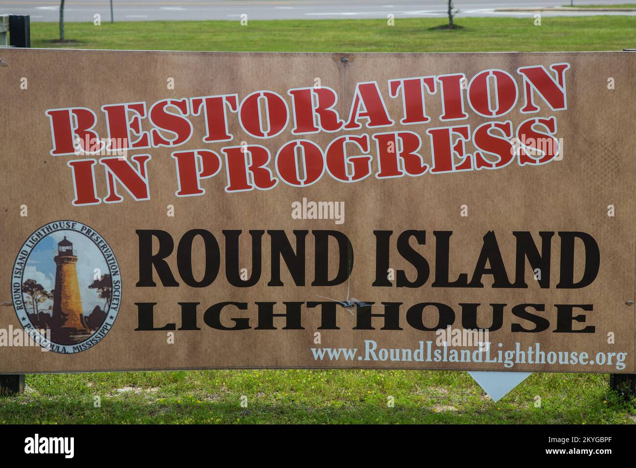 Pascagoula, MS, Aril 6, 2015 - panneau de restauration du phare de Round Island, Pascagoula, Mississippi. Perfectionnée pour la première fois sur le côté sud de Round Island au large de la côte du golfe du Mississippi en 1859, Round Island Lighthouse a été à plusieurs reprises endommagé et compromis par de nombreuses tempêtes et ouragans (dont les ouragans Georges et Katrina). Le phare historique de Round Island a été déplacé, déplacé et restauré grâce au soutien du ministère des Archives et de l'Histoire du Mississippi, aux subventions de bloc de développement communautaire, aux subventions du Fonds Tideland Trust, aux commandites locales et à l'aide publique (AP) fournies par Banque D'Images