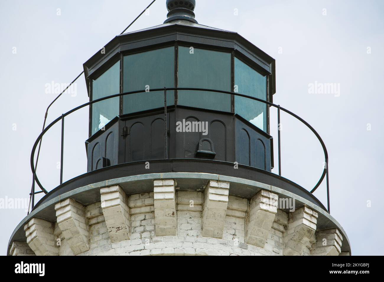 Pascagoula, MS, Aril 6, 2015 - Phare de Round Island (galerie de lanternes), Pascagoula, Mississippi. Perfectionnée pour la première fois sur le côté sud de Round Island au large de la côte du golfe du Mississippi en 1859, Round Island Lighthouse a été à plusieurs reprises endommagé et compromis par de nombreuses tempêtes et ouragans (dont les ouragans Georges et Katrina). Le phare historique de Round Island a été déplacé, déplacé et restauré grâce au soutien du ministère des Archives et de l'Histoire du Mississippi, aux subventions pour le développement communautaire, aux subventions du Fonds Tideland Trust, aux commandites locales et à l'aide publique (AP) fournies b Banque D'Images