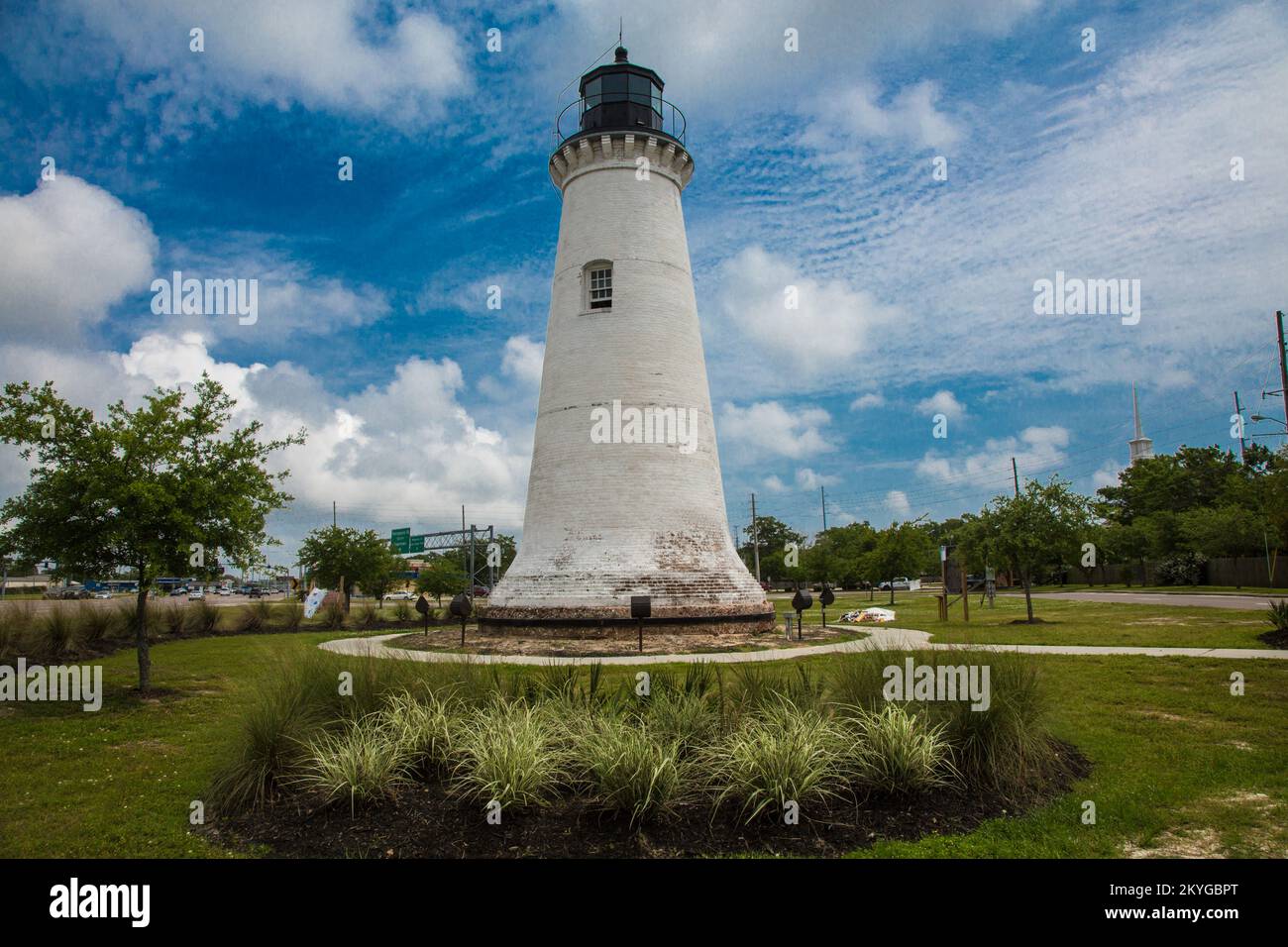 Pascagoula, MS, Aril 6, 2015 - Phare de Round Island (parc phare), Pascagoula, Mississippi. Perfectionnée pour la première fois sur le côté sud de Round Island au large de la côte du golfe du Mississippi en 1859, Round Island Lighthouse a été à plusieurs reprises endommagé et compromis par de nombreuses tempêtes et ouragans (dont les ouragans Georges et Katrina). Le phare historique de Round Island a été déplacé, déplacé et restauré grâce au soutien du ministère des Archives et de l'Histoire du Mississippi, aux subventions pour le développement communautaire, aux subventions du Fonds Tideland Trust, aux commandites locales et à l'aide publique (AP) fournies b Banque D'Images