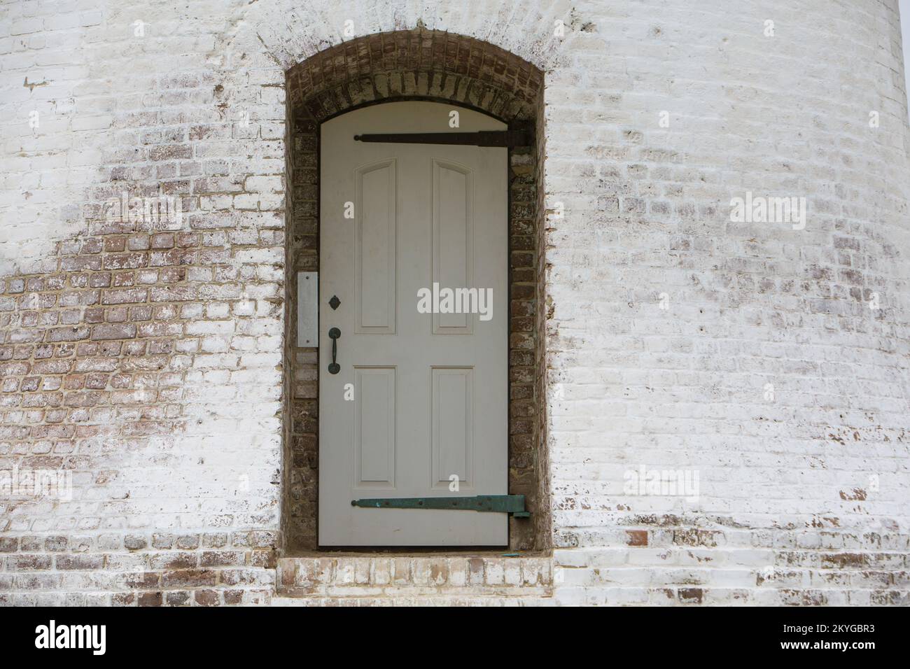 Pascagoula, MS, Aril 6, 2015 - Phare de Round Island (entrée de porte), Pascagoula, Mississippi. Perfectionnée pour la première fois sur le côté sud de Round Island au large de la côte du golfe du Mississippi en 1859, Round Island Lighthouse a été à plusieurs reprises endommagé et compromis par de nombreuses tempêtes et ouragans (dont les ouragans Georges et Katrina). Le phare historique de Round Island a été déplacé, déplacé et restauré grâce au soutien du ministère des Archives et de l'Histoire du Mississippi, aux subventions de bloc de développement communautaire, aux subventions du Fonds Tideland Trust, aux commandites locales et à l'aide publique (AP) fournies par Banque D'Images