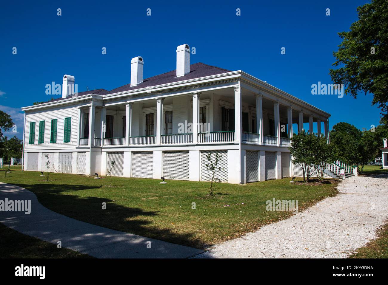 Biloxi, MS, 5 mai 2015 - Jefferson Davis Home (Beauvoir), Biloxi, Mississippi. Construit en 1852 par le propriétaire de la plantation James Brown sur la côte du golfe à Biloxi, Mississippi, Beauvoir (&'belle vue';) est devenu la maison de retraite post-guerre civile du président confédéré Jefferson Davis. Exemple de maison de plantation de style « chalet » en Louisiane, Beauvoir a résisté à 18 ouragans. Beauvoir a été plus récemment endommagé en 2005 par l'ouragan Katrina et restauré avec l'aide publique (AP) de la FEMA. Banque D'Images