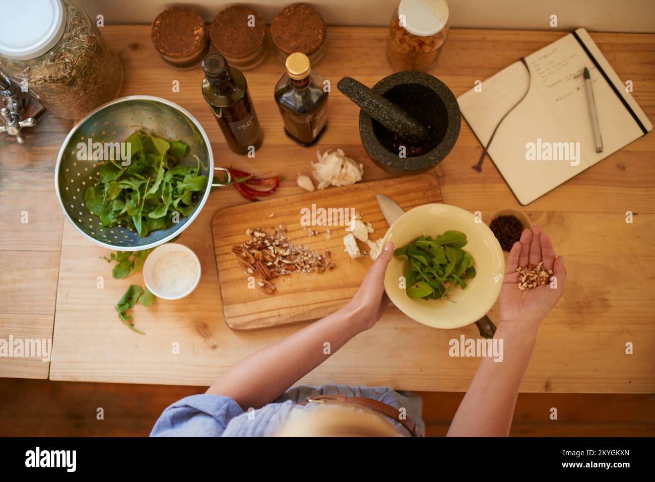 Une alimentation saine. Photo en grand angle d'une femme préparant une salade dans une cuisine. Banque D'Images