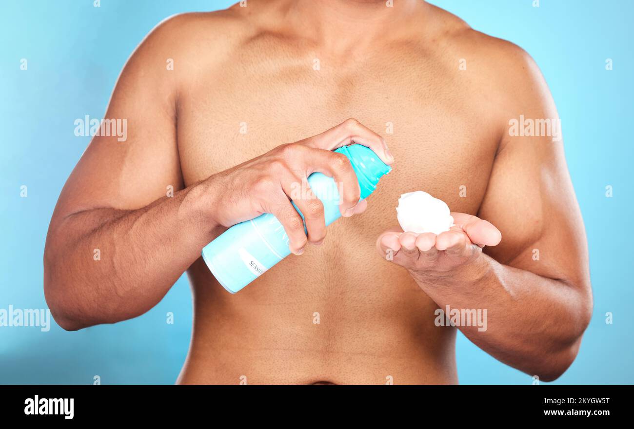 Crème de rasage, mains et hommes avec mousse pour l'épilation, le toilettage ou l'épilation en studio. Produit, soin de la peau et gros plan de mousse pour raser un visage Banque D'Images