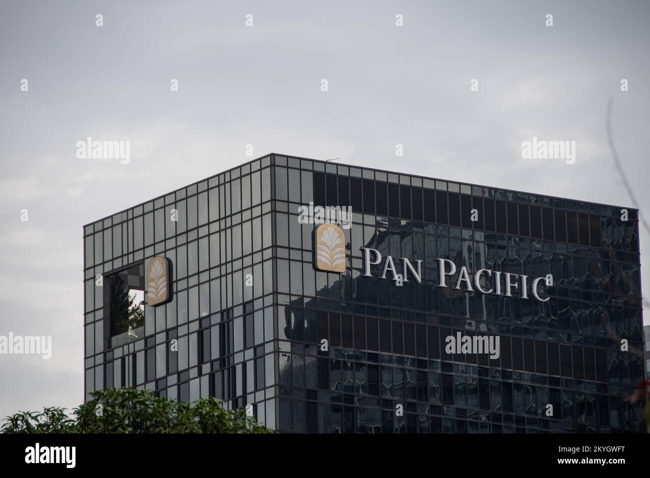 Singapour, Singapour 30 août 2022, le logo de la marque de l'hôtel « Pan Pacific » sur la façade du bâtiment Banque D'Images