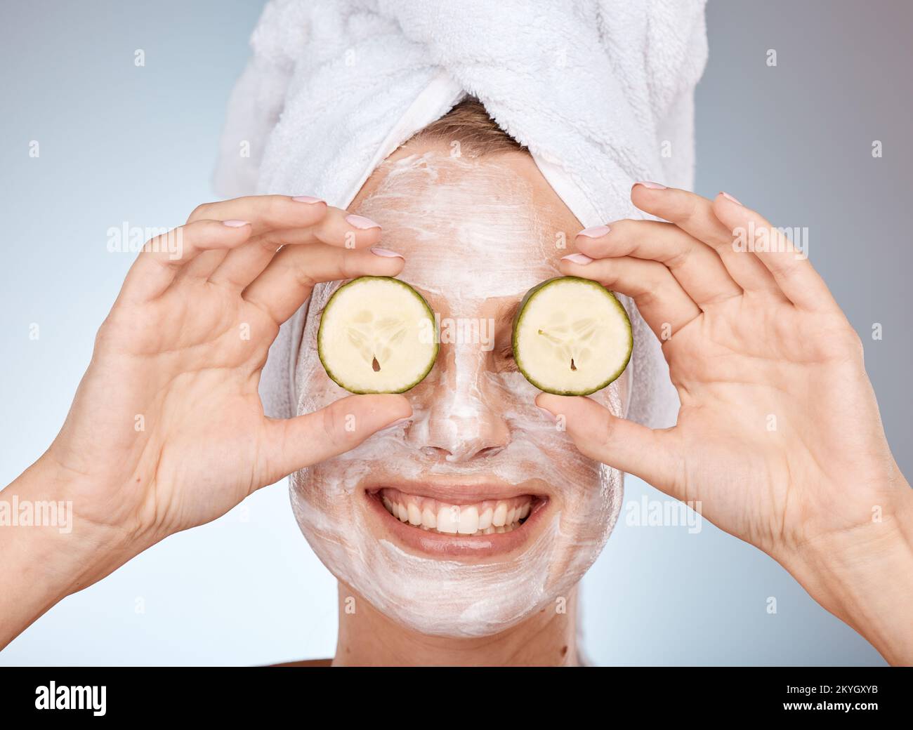 Soins de la peau, masque facial et concombre pour femme, cosmétiques de beauté et bien-être après une douche fraîche, salle de bains matin routine et soins corporels drôles. Heureux Banque D'Images