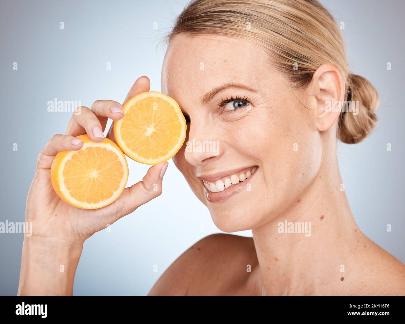 Beauté, visage et peau, femme avec citron pour les soins de la peau et portrait cosmétique, produit du visage sain et végétalien, agrumes et vitamine c. Detox, fruit et Banque D'Images