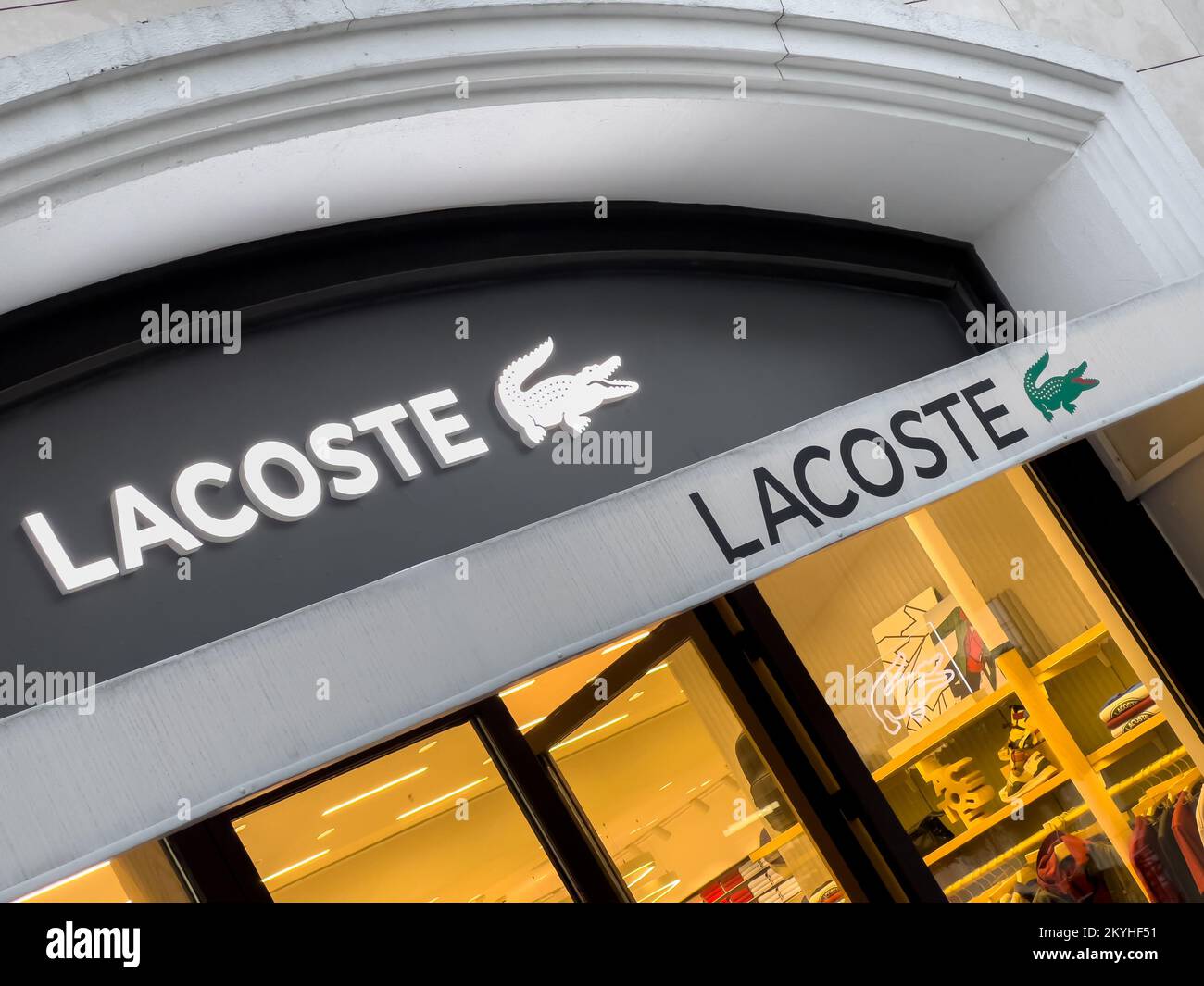 Antalya, Turquie - 29 novembre 2022 : logo lumineux du magasin Lacoste à Antalya Turquie Banque D'Images