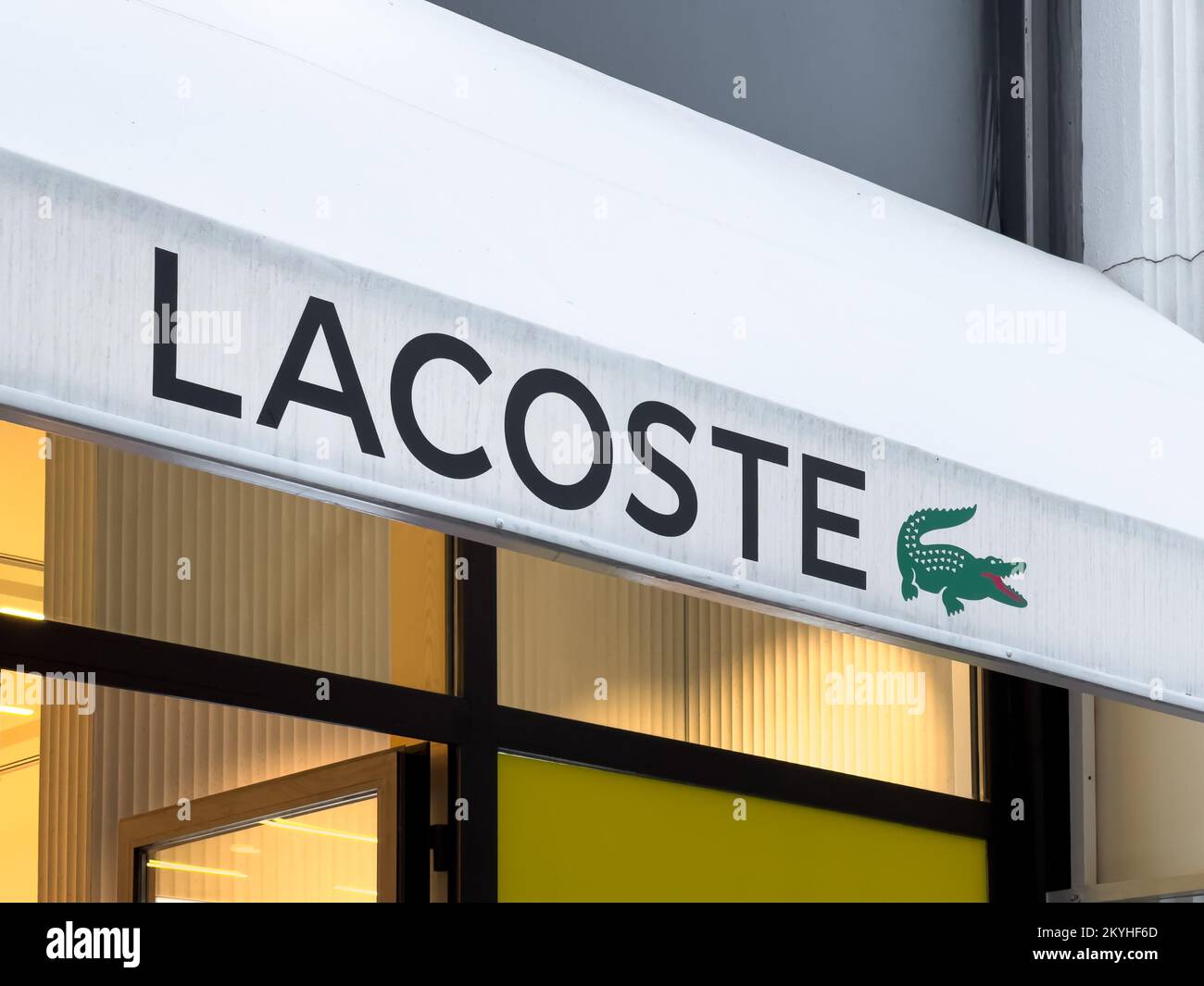 Antalya, Turquie - 29 novembre 2022 : logo lumineux du magasin Lacoste à Antalya Turquie Banque D'Images