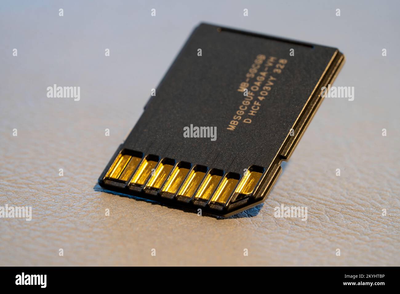 Gros plan d'une carte Fast SD sur fond gris texturé Banque D'Images