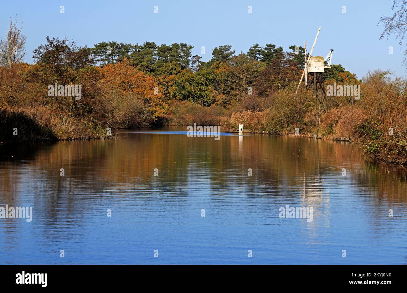 Une vue pittoresque de la rivière Ant sur les Norfolk Broads en automne par Boardman's Mill à How Hill, Ludham, Norfolk, Angleterre, Royaume-Uni. Banque D'Images