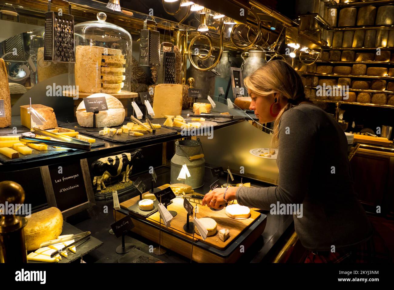 Le plus grand buffet de fromages au monde en France - le plus grand  assortiment de fromages à l'énorme buffet Photo Stock - Alamy