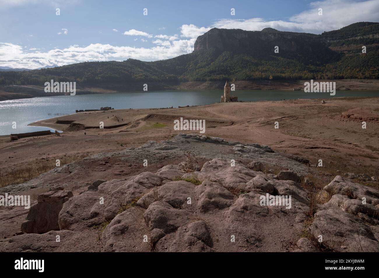 Réservoir SAU à 30 % de sa capacité en eau. Vue sur la rareté de l'eau dans le réservoir de Sau où normalement le clocher de la vieille ville de Sant Romà de Sau se trouve presque complètement sous l'eau dans le marais de Sau, Vilanova de Sau, Catalogne, Espagne, sur 29 novembre, 2022 © Joan Gosa 2022/Alamy Banque D'Images